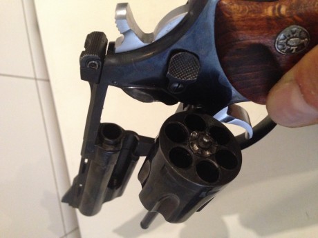 Vendo revolver Llama Comanche II, calibre .38 special. 4 pulgadas.

Guiado en F, buen estado general incluido 30