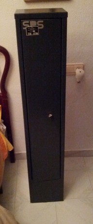 Caja fuerte SPS-I para cuatro armas largas. Capacidad 52 litros. Medidas exteriores: Alto 1300 mm. Ancho 02