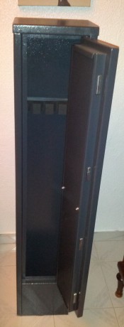 Caja fuerte SPS-I para cuatro armas largas. Capacidad 52 litros. Medidas exteriores: Alto 1300 mm. Ancho 00