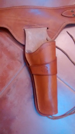 Vendo Cinturón y canana para revolver tipo Colt SAA de 7", la canana admite cartuchos tando del 44-40 01