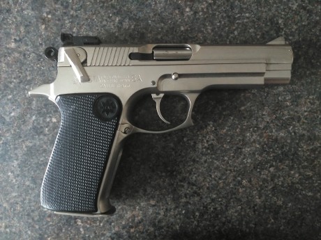 Vendo pistola STAR 30 M, 9x19  mm parabellum, comprada el 2009 a Iparguns.
color niquelado, mira micrométrica 00