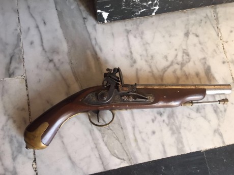 Hola a todos. No sé si alguien podría ayudarme pero tengo la posibilidad de adquirir dos pistolas de avancarga 01