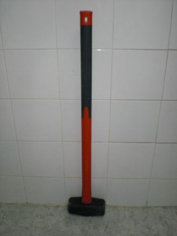 ¿Cómo centrar un alza "aparentemente" fija?.

En las fotos se puede observar que está desplazada 100