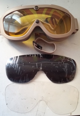 Hola.
Vendo estas gafas de ventisca de la marca Bollé, fabricadas en Francia. Están con muy poco uso. 01