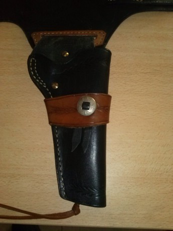 Vendo funda de cuero de cuero,el unico uso que  ha tenido es de adorno,cuero grueso y de calidad,longitud 01