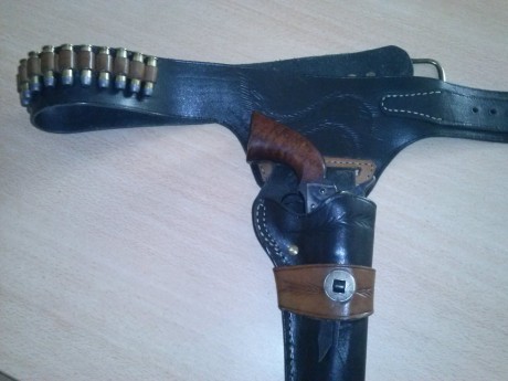 Vendo funda de cuero de cuero,el unico uso que  ha tenido es de adorno,cuero grueso y de calidad,longitud 11