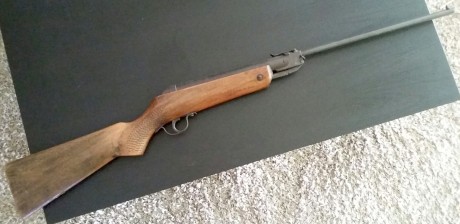 Hola.
Me deshago de esta pequeña carabina fabricada por Norica en 1963, que aun teniendo algo de oxido, 02
