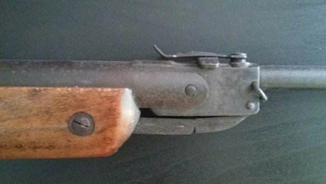 Hola.
Me deshago de esta pequeña carabina fabricada por Norica en 1963, que aun teniendo algo de oxido, 01