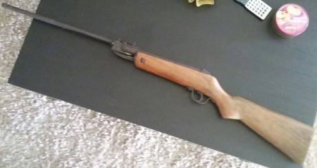 Hola.
Me deshago de esta pequeña carabina fabricada por Norica en 1963, que aun teniendo algo de oxido, 00