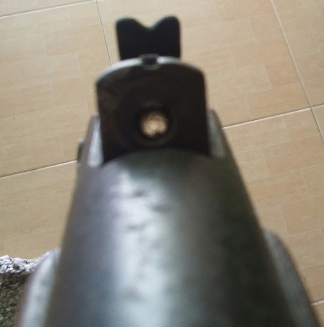 Hola.
Me deshago de esta pequeña carabina fabricada por Norica en 1963, que aun teniendo algo de oxido, 21