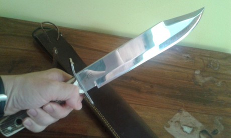 Hola
Pongo a la venta este cuchillo de la Marca MUELA con mango de asta de ciervo fabricado en 1975, de 02