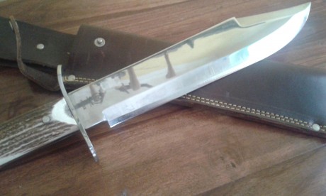 Hola
Pongo a la venta este cuchillo de la Marca MUELA con mango de asta de ciervo fabricado en 1975, de 01