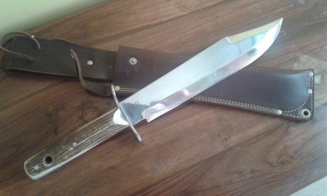 Hola
Pongo a la venta este cuchillo de la Marca MUELA con mango de asta de ciervo fabricado en 1975, de 00