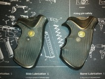 Vendo dos grips de la marca Pachmair idénticos para revolver S&W armazón N. Se que para algunos modelos 01