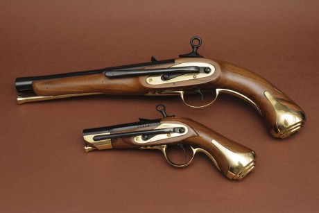 Vendo dos pistolas de avancarga, modelo Coruña. Fabricadas en la ya desaparecida Santa Bárbara A Coruña. 01