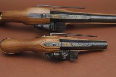 Vendo dos pistolas de avancarga, modelo Coruña. Fabricadas en la ya desaparecida Santa Bárbara A Coruña. 11