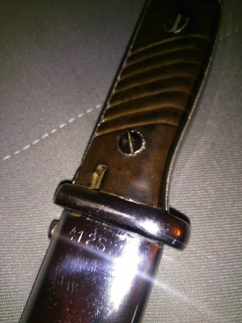 Buenas compañeros,

Ha llegado a mis manos una bayoneta alemana de la Segunda Guerra Mundial. Código Waffenamt 01