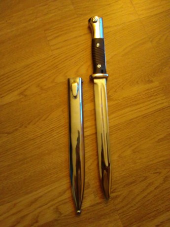 Buenas compañeros,

Ha llegado a mis manos una bayoneta alemana de la Segunda Guerra Mundial. Código Waffenamt 10