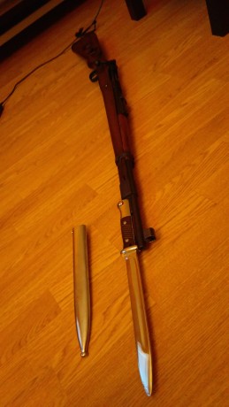 Buenas compañeros,

Ha llegado a mis manos una bayoneta alemana de la Segunda Guerra Mundial. Código Waffenamt 20