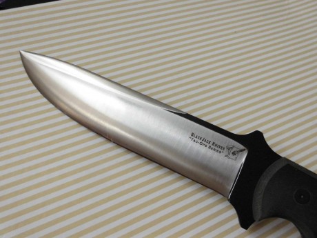 De momento es el único cuchillo de campo de estas dimensiones que tengo.Llevo dos años con él y sólo lo 00