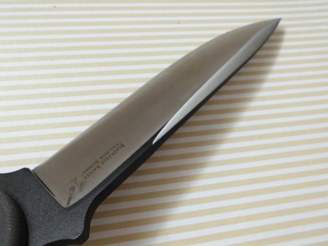De momento es el único cuchillo de campo de estas dimensiones que tengo.Llevo dos años con él y sólo lo 12