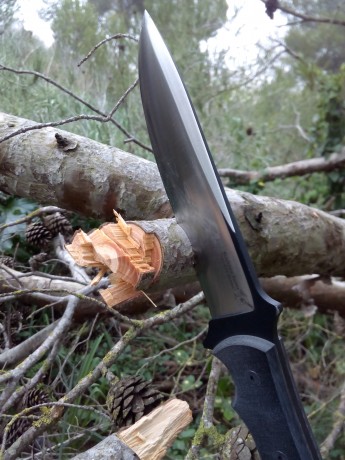De momento es el único cuchillo de campo de estas dimensiones que tengo.Llevo dos años con él y sólo lo 20