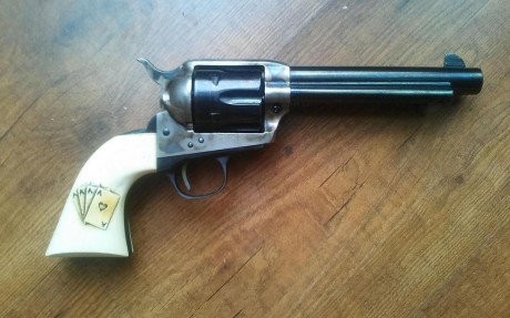 Pues eso, lo compré por capricho y lo vendo para invertir en parte de otra arma.
Es un Uberti en 44-40, 00