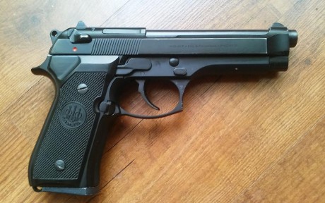 Vendo Beretta 92F en 250€+portes de haberlos. El arma viene con un cargador de 15 cartuchos de capacidad. 02