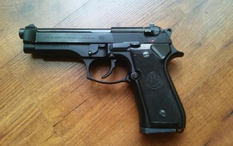 Vendo Beretta 92F en 250€+portes de haberlos. El arma viene con un cargador de 15 cartuchos de capacidad. 01