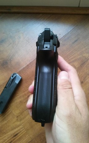 Vendo Beretta 92F en 250€+portes de haberlos. El arma viene con un cargador de 15 cartuchos de capacidad. 00