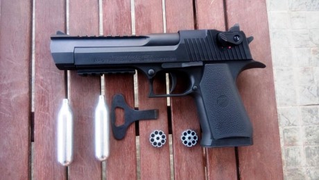 Se vende pistola de CO2 cal. 4,5 UMAREX DESERT EAGLE con todo lo que se ve en la foto. La pistola esta 02