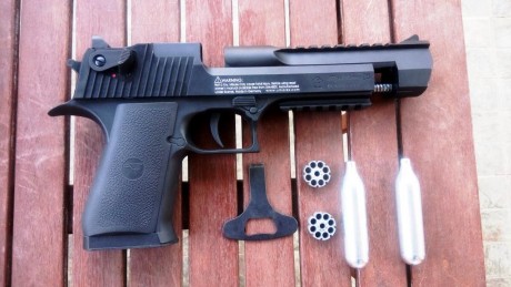 Se vende pistola de CO2 cal. 4,5 UMAREX DESERT EAGLE con todo lo que se ve en la foto. La pistola esta 01