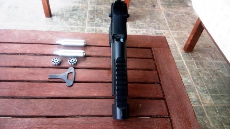 Se vende pistola de CO2 cal. 4,5 UMAREX DESERT EAGLE con todo lo que se ve en la foto. La pistola esta 00