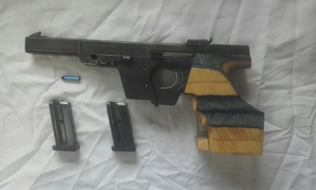 Vendo Walther GSP calibre 22 lr en perfecto estado,
 dos cargadores, cacha nueva anatómica marca Walther 02