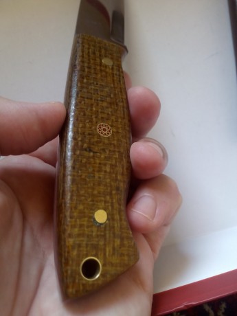 En acero carbono O1,lomo redondeado,cachas en micarta de saco.
Usado una vez y vuelto a pulir para quitar 02