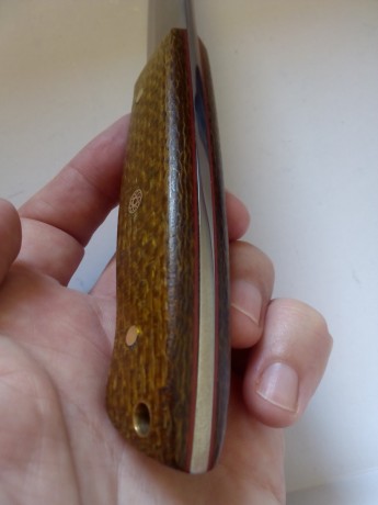 En acero carbono O1,lomo redondeado,cachas en micarta de saco.
Usado una vez y vuelto a pulir para quitar 01
