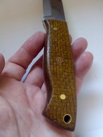 En acero carbono O1,lomo redondeado,cachas en micarta de saco.
Usado una vez y vuelto a pulir para quitar 00