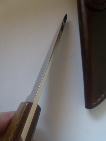 En acero carbono O1,lomo redondeado,cachas en micarta de saco.
Usado una vez y vuelto a pulir para quitar 12