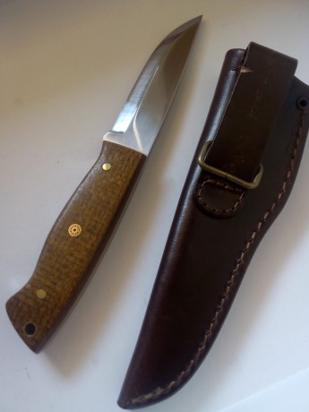 En acero carbono O1,lomo redondeado,cachas en micarta de saco.
Usado una vez y vuelto a pulir para quitar 11