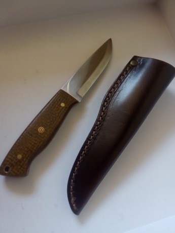 En acero carbono O1,lomo redondeado,cachas en micarta de saco.
Usado una vez y vuelto a pulir para quitar 10
