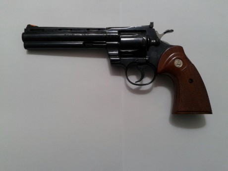Buenas tardes ,un amigo del club de tiro vende un revolver colt python de 6 pulgadas.
El revolver está 00