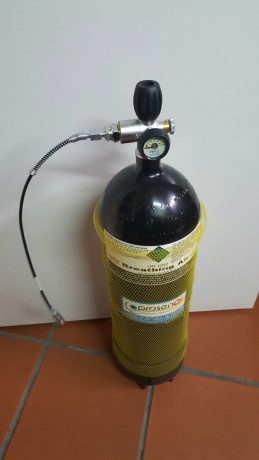 Quito esta botella por no usar, esta practicamente nueva, aun conserva aire de su primera y única carga, 01