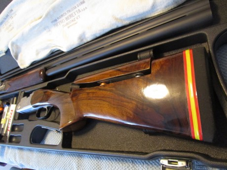 Escopeta Superpuesta de marca Beretta 686 E-Sporting, con 76cm de cañones en mate y ventilados, bascula 02