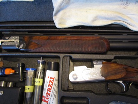 Escopeta Superpuesta de marca Beretta 686 E-Sporting, con 76cm de cañones en mate y ventilados, bascula 01