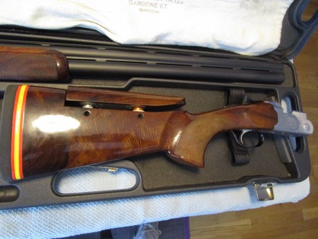 Escopeta Superpuesta de marca Beretta 686 E-Sporting, con 76cm de cañones en mate y ventilados, bascula 00