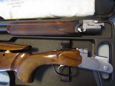 Escopeta Superpuesta de marca Beretta 686 E-Sporting, con 76cm de cañones en mate y ventilados, bascula 12