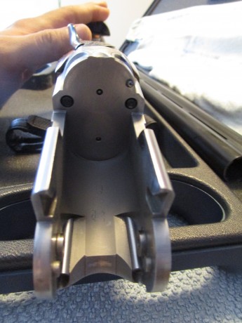 Escopeta Superpuesta de marca Beretta 686 E-Sporting, con 76cm de cañones en mate y ventilados, bascula 10