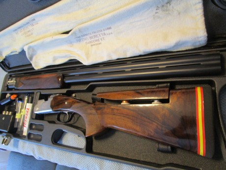 Escopeta Superpuesta de marca Beretta 686 E-Sporting, con 76cm de cañones en mate y ventilados, bascula 22