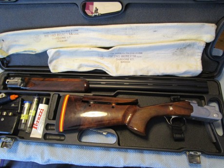 Escopeta Superpuesta de marca Beretta 686 E-Sporting, con 76cm de cañones en mate y ventilados, bascula 21