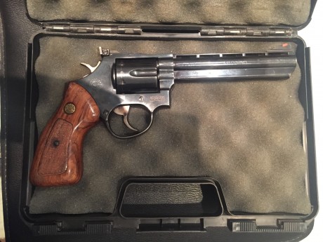 Buenos días:

Vendo Revolver Taurus 38/357 de seis pulgadas, el estado del arma se puede apreciar en las 02